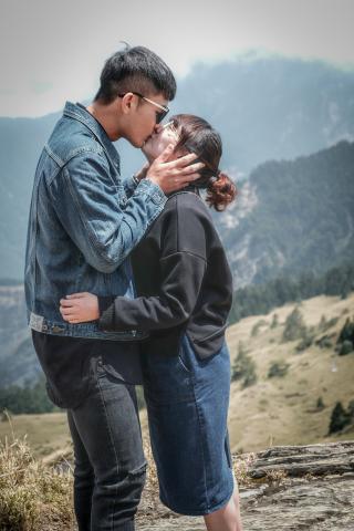 Zeke（力克）空拍、獨立攝影師🎥 - ?中二攝影Studio
 『情侶攝影寫真』
我是攝影師Zeke，以婚禮攝影紀實為主，曾與希薇亞婚禮公司合作攝影師，獨立接案希望能讓價格更親民❤️
 

 
服務項目：婚禮攝影紀實、情侶攝影、人像攝影、商業攝影、全家福、寶寶藝術照、孕婦寫真、各式活動側拍、攝影寫真照。
 

 
IG作品集:https://www.instagram.com/zeke_visual.tw/