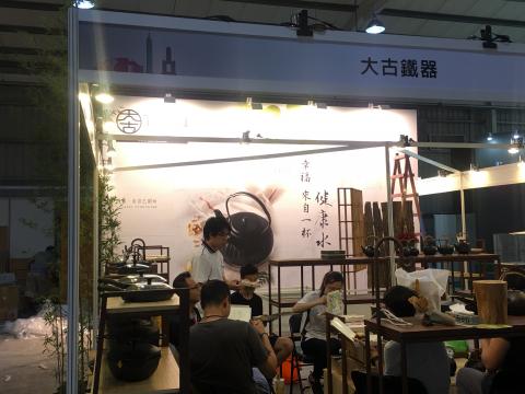 飛向廣告設計 - 百貨業-大圖輸出
利用大圖輸出製作活動攤位運用，節省以往的佈置時間，且更具整合性，且經濟實惠。