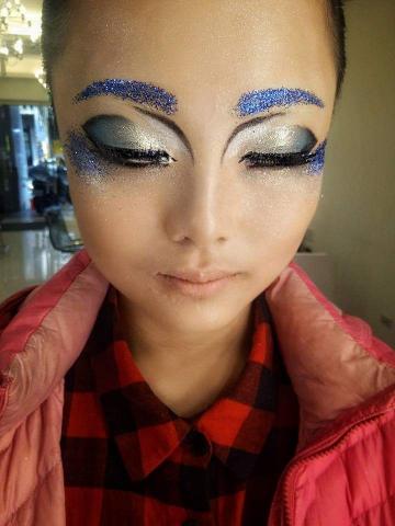 Anna - 這個妹妹是拉丁舞者
是我的固定客人
每次比賽都一定要我幫他化妝
每一次的打扮都是全付交給我處理
每一次也都讓他驚艷萬分