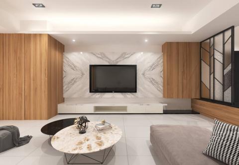 楊景皓 - 天花板的ㄇ字造型與間接照明的設計，使整體更寬廣
燈光的開關調整為空間，也為生活添增一點變化
大面積的木色壁面調合冷色系搭配，營造沉穩又舒適的空間；
銀狐色的大理石壁面與白色矮櫃，讓電視牆高貴大器，
下方的黑色檯面與木色壁面呼應，讓人可以靜靜的坐在沙發上休息或沉思