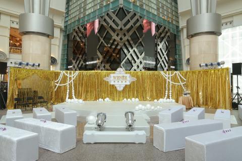 Chris chang - 台灣高級訂製體雕衣品牌－薇妮體雕，於101 四樓世界之環會場舉辦商品發表，而受限於場地規範，除了於下午時段針對媒體、VIP所安排的時尚發表秀外，並將活動會場規劃為充滿華麗復古氛圍的快閃展示間，於活動時間外以人台、攝影作品向一般消費者展示旗下商品，同時也有Model定時定點詮釋體雕衣的時尚穿搭。