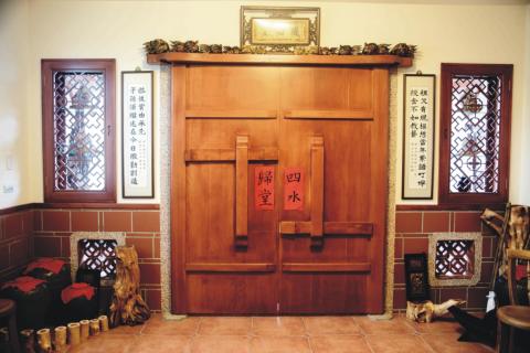 湧澄室內裝修有限公司 - 閩式建築風格，台灣紅檜製作龍虎門、龍鳯窗，斗子砌及花格磚。