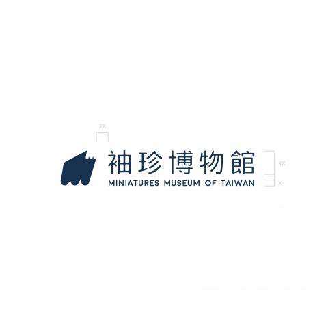 223DesignStudio - || Logo Design ||
是物品被縮小了
還是我們被放大了？
換個方式看便能有不一樣的視覺效果
袖珍博物館不就是如此嗎
在我們看來是小人國
對它來說我們即是巨人國
童真的幻想被濃縮實現