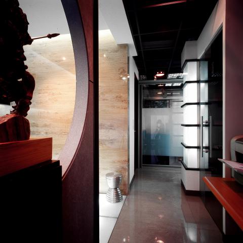 京采空間設計 - 北市信義區 傑亨國際有限公司
面積:35坪 (有效使用)  
人數:15人
風格:精緻Loft工業風
取材運用上有許多呈現是刻意營造純粹建物本質與精緻工藝的對比效果:
■ 型鋼架構起隔間的粗獷、玻璃光牆的純淨,
■ 水泥斬石鋪面傳承的質樸、天然石材紋理的貴氣,
■ 鋼材加工的砂面與鏡面所呈現的手工品味與細膩等。 京采空間設計 - 北市信義區 傑亨國際有限公司
面積:35坪 (有效使用)  
人數:15人
風格:精緻Loft工業風
取材運用上有許多呈現是刻意營造純粹建物本質與精緻工藝的對比效果:
■ 型鋼架構起隔間的粗獷、玻璃光牆的純淨,
■ 水泥斬石鋪面傳承的質樸、天然石材紋理的貴氣,
■ 鋼材加工的砂面與鏡面所呈現的手工品味與細膩等。