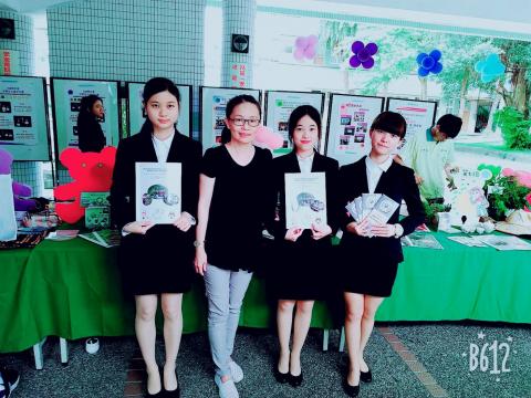 Luo - 專題小論文成果發表會與師長合影