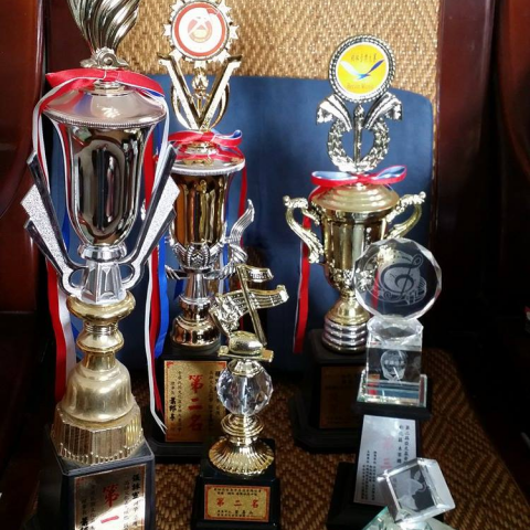 張圈圈 - 曾參加鋼琴、打擊樂的得獎獎盃。