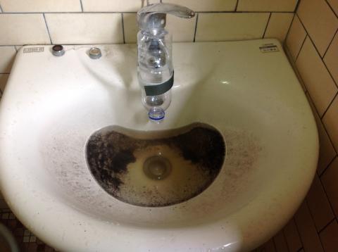 小林.水達人 - 長期使用地下水，因地下水雜質複雜，而影片可看出洗水來的水都是深咖啡/黑色，雜質附著管壁，造成水流量變小，久而久之就會堵塞。