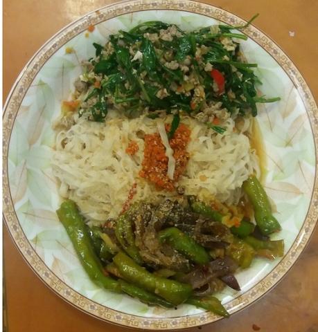 雨咚奇異科技有限公司  - 即興料理:辣炒肉燥空心菜,青龍椒炒
                     木耳 雙味意麵
                      