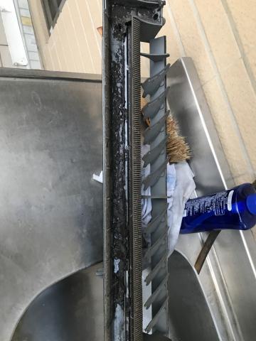 冷氣空調維修安裝保養 - 分離式冷氣集水盤清洗前