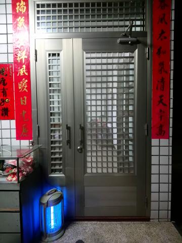 詠鑫整修工程行 - 穿梭管 防盜子母式紗門 詠鑫整修工程行 - 穿梭管 防盜子母式紗門