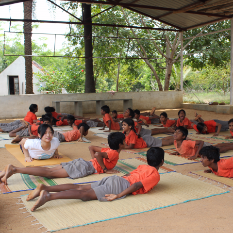 Mobidouer【墊上私人教練】（前創文果、安靜種子) - 2013 在印度 Kanchipuram，兒童瑜珈教學