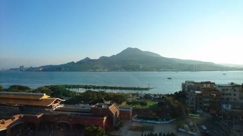 陳愉潔 - 照片是用智慧手機拍攝，地點是淡水捷運站；拍攝方向是從對面大樓的某樓從窗外拍攝出去。