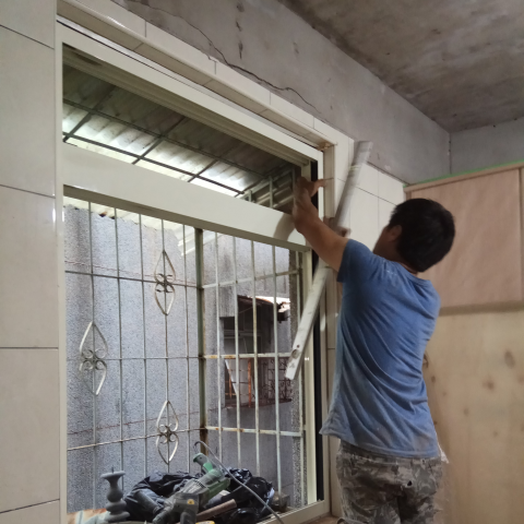 鑫晨專業清潔工作室 - 鋁門窗施工過程