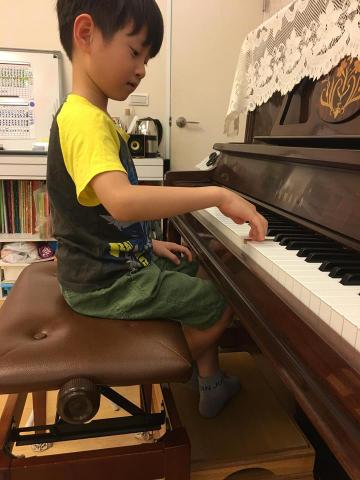 台北鋼琴老師涂玟棋 - 初學者建立標準手型、音樂性