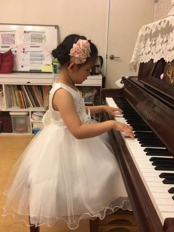 台北鋼琴老師涂玟棋 - 初學者建立標準手型、音樂性