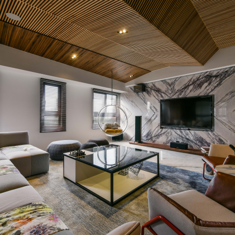 創研俬.集設計 - 本案作為建案接待所使用,期望打破以往商業化的模式,創研俬.集設計以家的型態為出發點,透過居家化的機能、動線配置,強調人與人、人與空間的互動性,並利用大量的石材、木質、花草等自然語彙,刻劃場域的豐富表情,讓空間充滿人文藝術感知,帶領人們深入體會與挖掘生命中的本質及存在感。
實木格柵佈滿整片天花,高低起伏的線條構織出立體造型,隱藏起樑線所在,且帶來視覺趣味性;以大理石材為底的地坪與電視主牆,更在溫潤 創研俬.集設計 - 本案作為建案接待所使用,期望打破以往商業化的模式,創研俬.集設計以家的型態為出發點,透過居家化的機能、動線配置,強調人與人、人與空間的互動性,並利用大量的石材、木質、花草等自然語彙,刻劃場域的豐富表情,讓空間充滿人文藝術感知,帶領人們深入體會與挖掘生命中的本質及存在感。
實木格柵佈滿整片天花,高低起伏的線條構織出立體造型,隱藏起樑線所在,且帶來視覺趣味性;以大理石材為底的地坪與電視主牆,更在溫潤