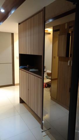 樸森室內裝修工程行 - 玄關只有90公分，因此使用大片的茶鏡來作於空間放大的效果