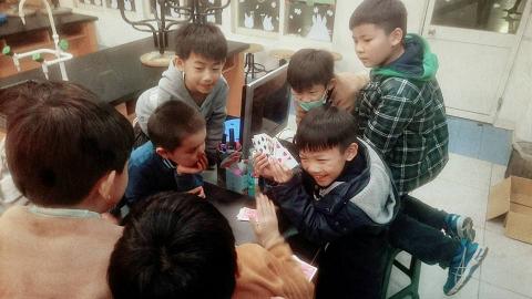 XUAN (炫) - 這是某間國小的課後才藝班的照片^_^
不論是高中到小學甚至補習班，我都有指導經驗唷～ 對我而言沒有難搞的小朋友唷 大家都很喜歡魔術呢♥