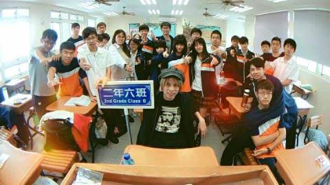 XUAN (炫) - 這照片是在新竹-竹北 六家高中 我所帶的魔術社團～
與這間學校也合作得相當愉快～感謝學校對我的相信♥