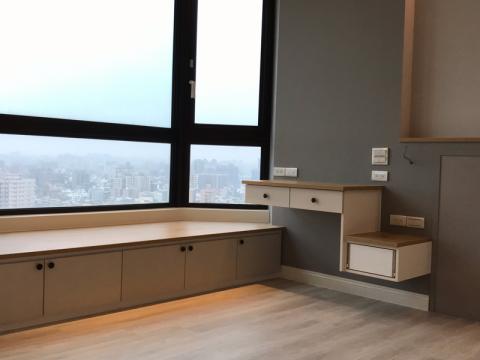 樹空間設計室內裝修   - 窗邊製物座櫃  及玄吊書妝桌。牆面共3種漆跳色處理 樹空間設計室內裝修   - 窗邊製物座櫃  及玄吊書妝桌。牆面共3種漆跳色處理