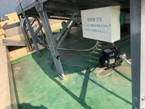 修繕？找我就對了！(全新企業) - 此為太陽能熱水器，案內為3樓半透天住家，需求為熱水有時有有時沒有溫度，及出水量時大時小，經現場評估後發現故障原因是太陽能熱水器內加熱棒故障，以至於除太陽能加熱外無電熱加熱功能，水量忽大忽小原因既為加壓馬達故障導致。
另外一點分享，這案子讓我覺得特殊的，是這樣一個屋頂供水系統竟然安裝了3個加壓馬達，除一般用水加壓及熱水出水加壓外，還有一台熱水供水端加壓馬達，而供水端與一般用水管路相連接並非單獨水路，經詢問屋主後回應不了解只聽從廠商說需要安裝就裝只知道付錢.....，經建議後將供水加壓拆除更換至出水加壓後正常
