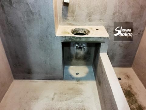 昭和小工 - 浴室防水工事
日本昭和電工防水材（原裝桶進口）
Cation Primer超微粒陽離子底油
Ceretac JW高分子聚合物塗膜防水材
*通過日本厚生勞働省令第五號水質基準47項目檢驗合格
*不含日本環境廳提出67種疑有內分泌擾亂之化學物質
*不含有機溶劑

昭和小工浴室防水工法～
管邊加強、角隅加強、地坪加強