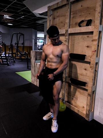 Poe 佛系健身 - 22歲83kg的時候