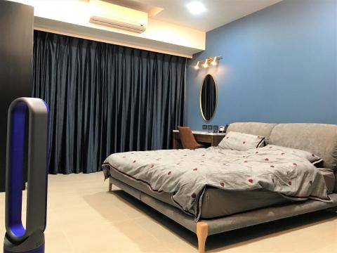 鉅登室內裝修工程-鍾享智 - 主臥背牆面貼壁紙 化妝台以銅鏡+深藍色窗簾營造出神秘華麗感