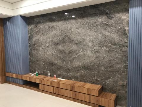 鉅登室內裝修工程-鍾享智 - 大理石電視牆搭配木紋收納櫃 顏色的搭配很美觀大方