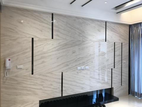 鉅登室內裝修工程-鍾享智 - 電視主牆用仿大理石材並以大小塊拼貼而成
