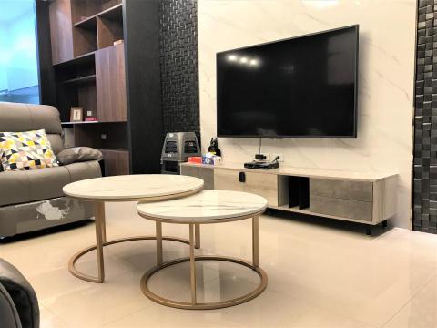 鉅登室內裝修工程-鍾享智 - 仿大理石+金屬馬賽克電視牆，旁邊做個收納櫃增加收納空間