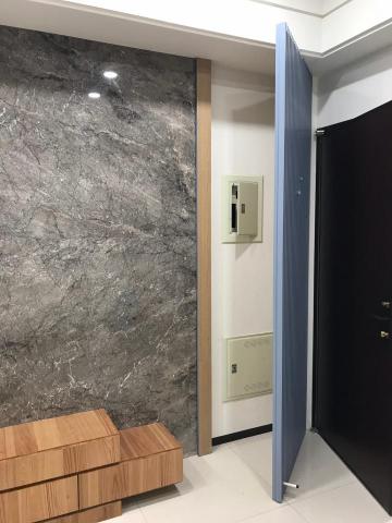 鉅登室內裝修工程-鍾享智 - 電視牆旁做一個大型的木柵門 把電箱巧妙的遮掩起來