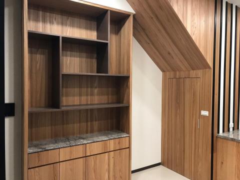 鉅登室內裝修工程-鍾享智 - 透天的樓梯做一間儲藏室以及收納櫃
用大理石及木紋的搭配