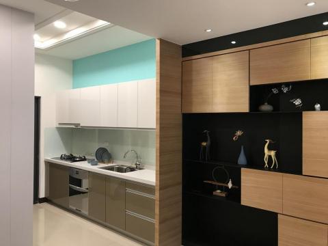 鉅登室內裝修工程-鍾享智 - 黑色玻璃及木紋搭配做成的收納櫃