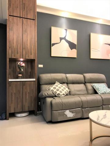 鉅登室內裝修工程-鍾享智 - 沙發背牆用灰色油漆瘩搭配鐵刀木集層收納櫃，連掃地機器人的家也設計好了