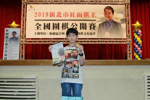 上善若水 - 永和網溪國小五年級生徐承曜
九月一號紅面棋王杯升二段
三年級28級開始學棋
共約兩年升上二段
