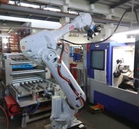 王俊杰 - ROBOT自動上下料