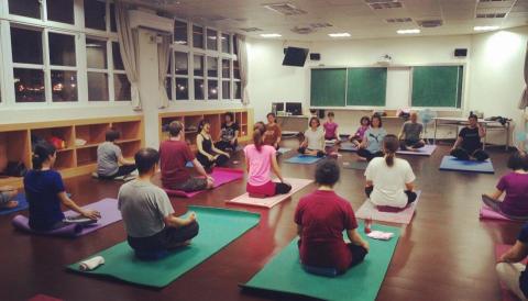 身體遊樂場 Soma yoga - 社區包班, 呼吸法調息,準備進入今天的課程