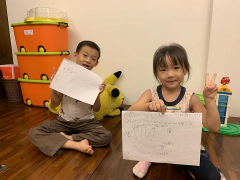 李翌禎 - 利用生活中的物品來教學英文小常識
這次是利用自己的手指頭教小朋友家人的稱謂