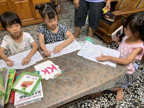 李翌禎 - 利用字卡讓學齡前的小朋友認識英文字母，並動動筆描寫增加印象！