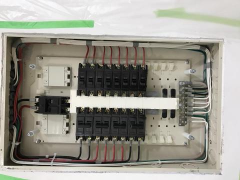 順新水電工程行 - 開關箱的整線整齊，可以清楚明瞭線路的走向。