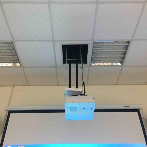 陳滄彬 - 升降投影機設備