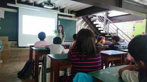 郭子瑄Amanda - 在暑期英語營教授台灣特色景點和名產單字Sun Moon Lake,  black tea, etc. 