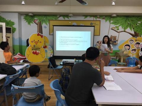 郭子瑄Amanda - 在日安家扶中心教授英語繪本Suki's kimono 
教學活動：Reading Scavenger's hunt : 在繪本中找出問題答案，也藉此統整繪本大意