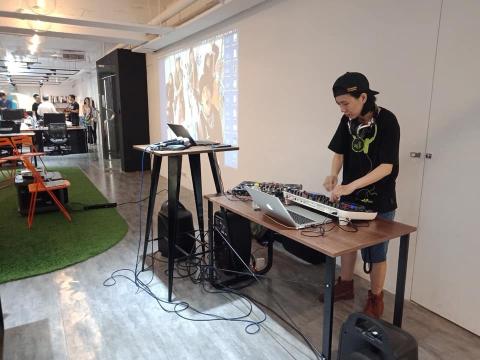 DJ Badhumorr - VoiceTube Office Party
2019.08.30