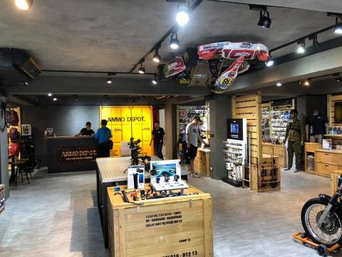 典築居設計x緯日工程 - GoPro彈藥庫店面設計與裝修
走工業風路線 再搭配以賽車跟機車為主來設計的風格 讓店面格外突出