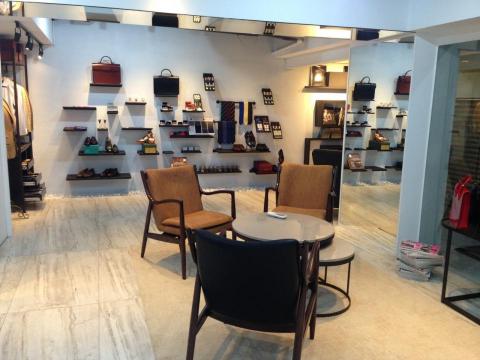 典築居設計x緯日工程 - 高梧集西服店 店面裝修
簡約工業風 顯示男性的高雅俐落
附上一些小層架以方便排放商品