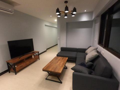 典築居設計x緯日工程 - 蘆洲 住宅裝修
狹長型的建築 走簡約風格 不過多的裝修 
讓空間看起來乾淨俐落 房間較多的系統櫃讓收納更方便 廚房設有可變型餐檯 方便人多時可以變成大桌