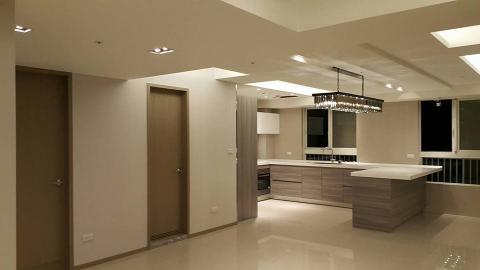 典築居設計x緯日工程 - 永和住家設計與裝修
簡約高雅風 因屋主喜歡開放式廚房 特別在旁邊設計一個小吧檯的感覺