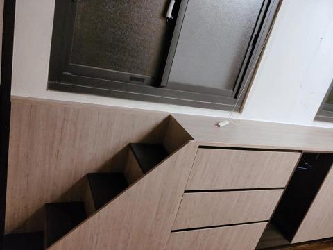 松榆系統傢俱 - 因為有時要爬窗 晾衣服 故作樓梯好上下